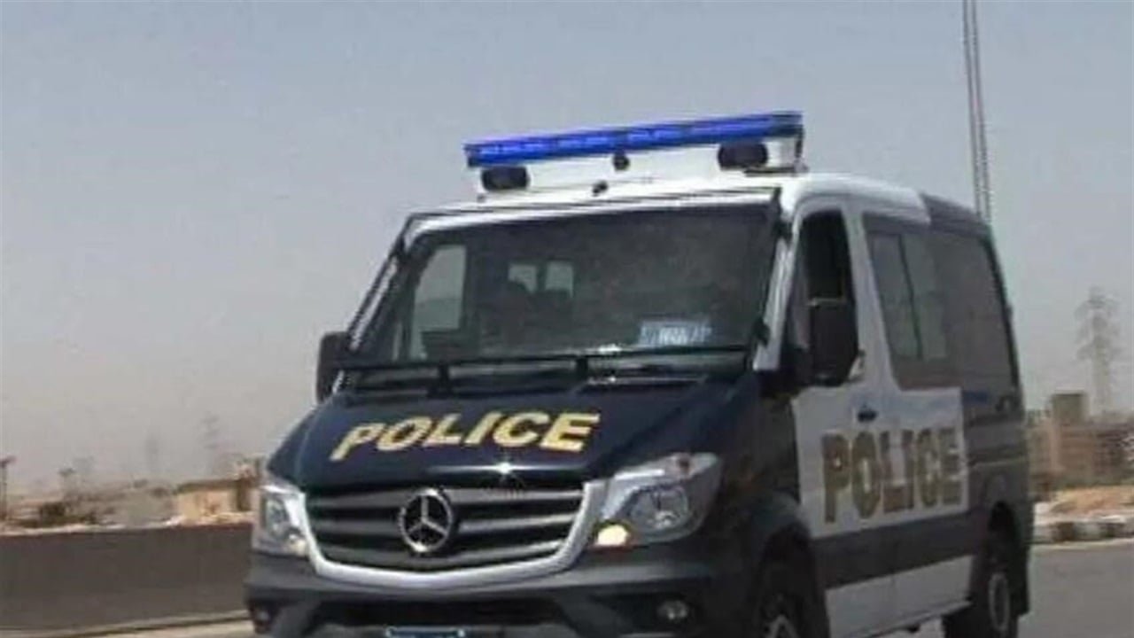 “المعروف بغير مكانه”.. شاب يسرق طبيبا أعاد له بصره