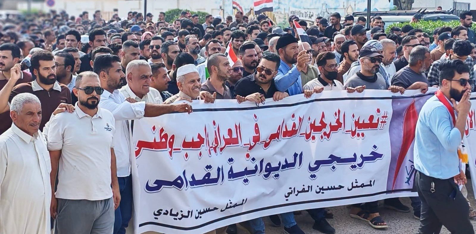 خريجون قدامى في الديوانية يتظاهرون للمطالبة بتخصيص درجات وظيفية لهم بالموازنة