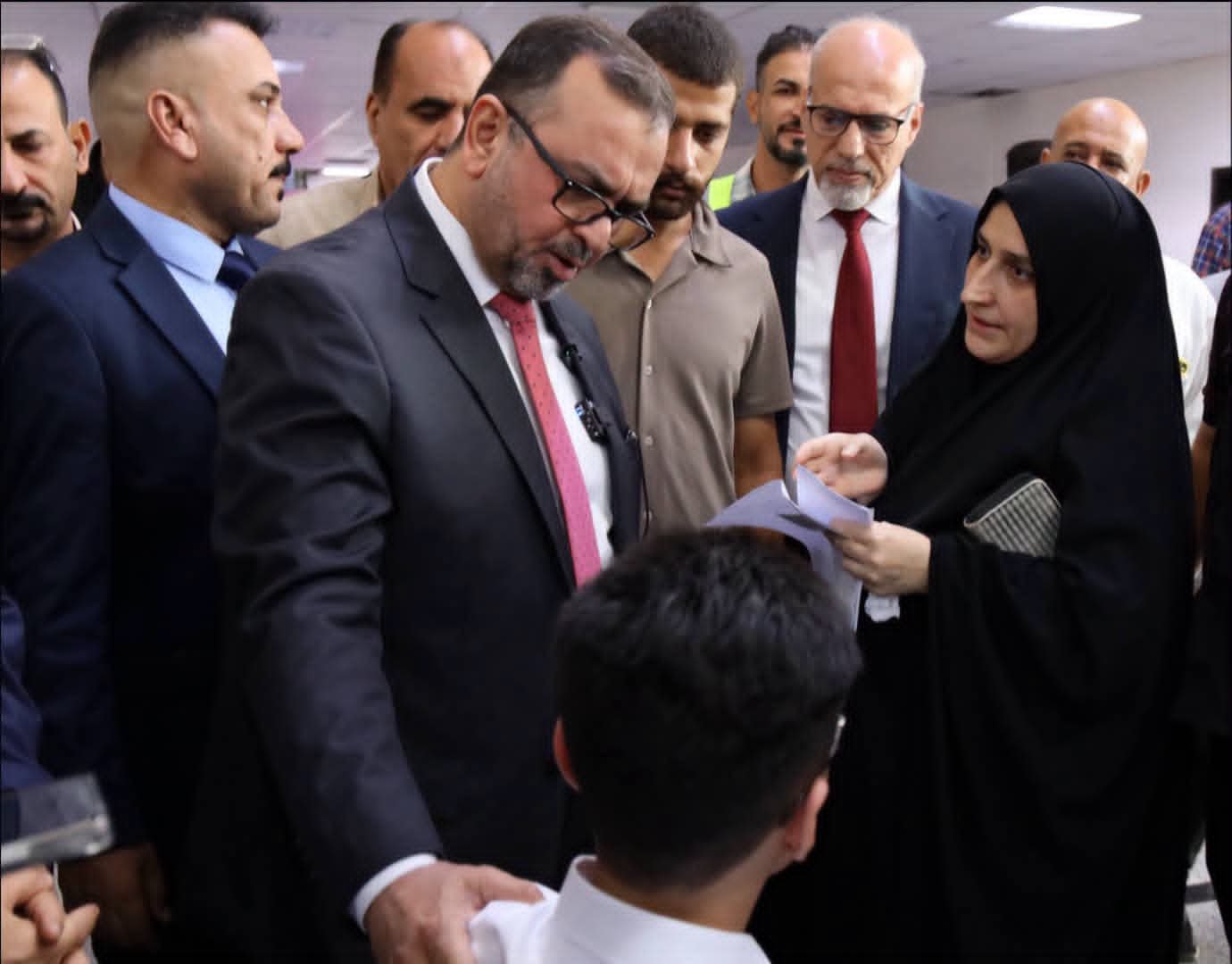 خلال زيارة مفاجئة لواقع الخدمات الصحية بمستشفى الزهراء التعليمي في واسط.. وزير الصحة يوجه بقبول طلب إعفاء مدير المستشفى
