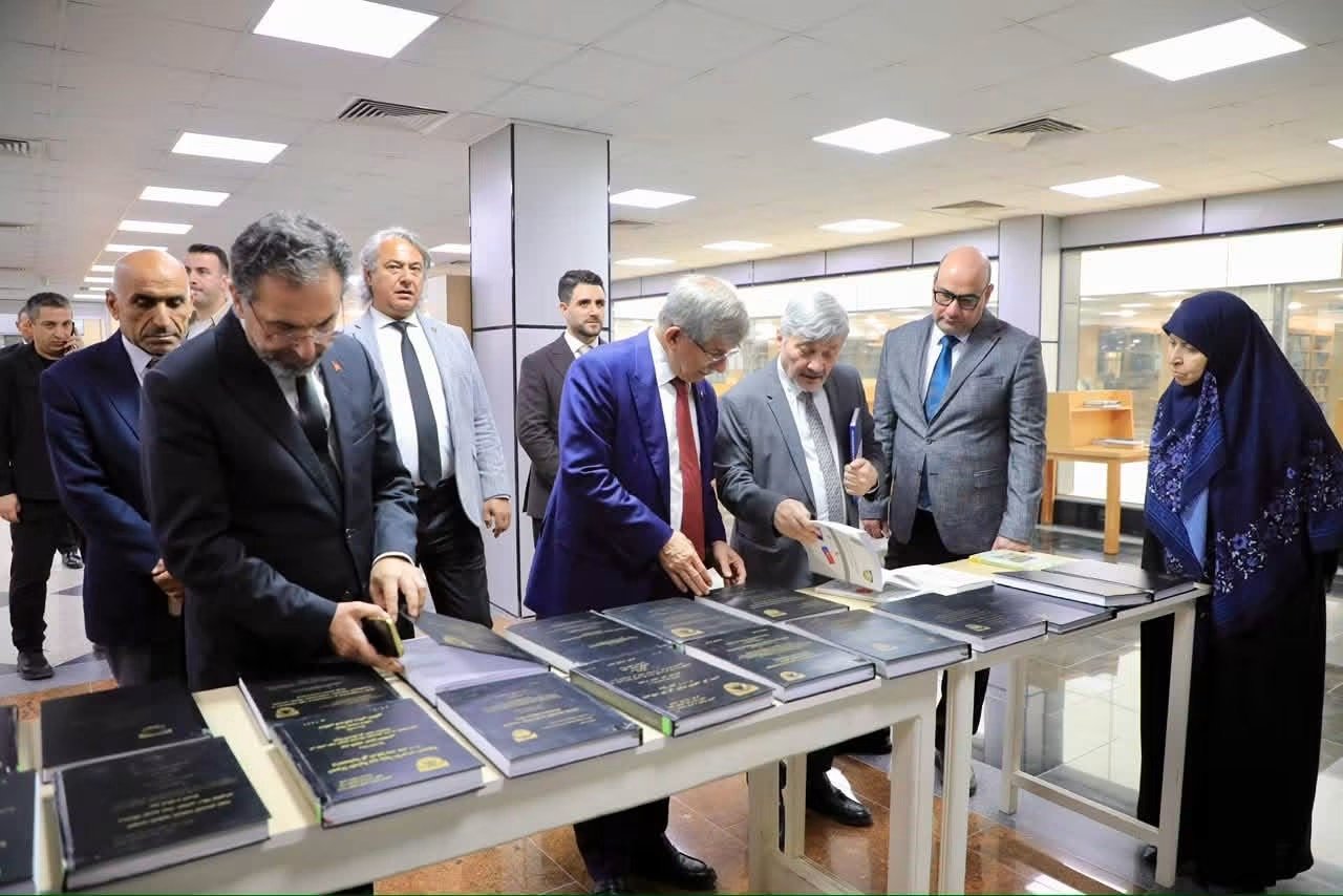 رئيس الوزراء التركي الأسبق اوغلو يزور النجف ويتفقد مزاراتها المقدسة ومراكزها الأكاديمية والعلمية