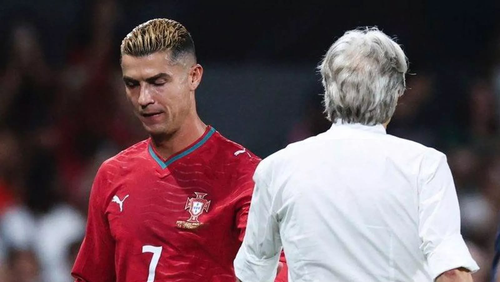 رونالدو يكسر صمته ويكشف كواليس مغادرته معسكر البرتغال… والمدرب يرد