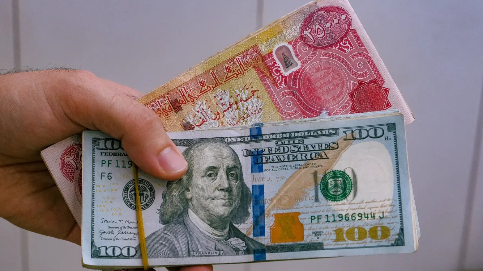 وسط تراجع متسارع للدينار العراقي.. خبراء يدعون المواطنين إلى الامتناع عن شراء الدولار