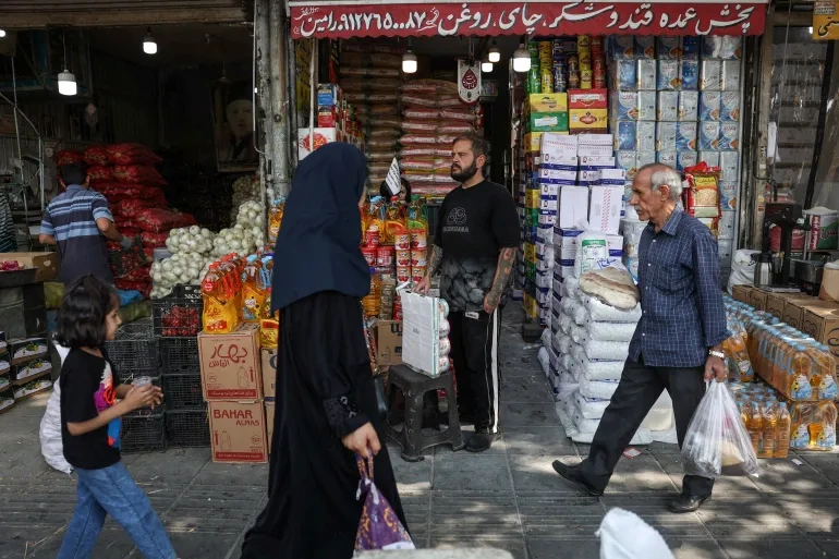 وزير الاقتصاد الإيراني: التضخم وارتفاع الأسعار سبب “صعوبات كبيرة” للشعب
