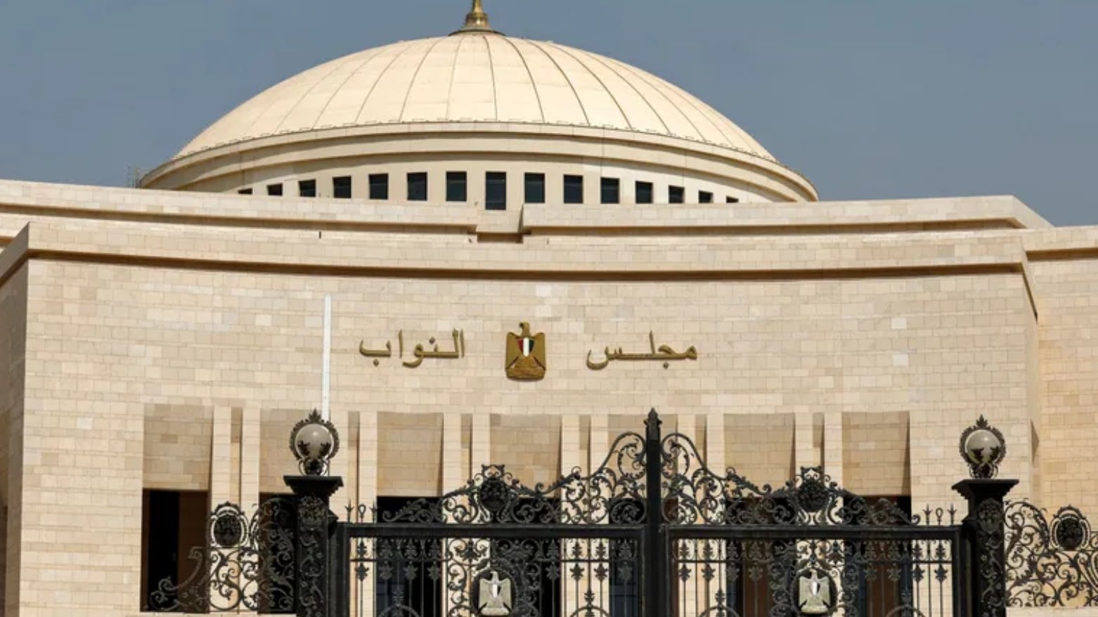 وسط استنفار أمني وتهديد بتعطيل الموازنة.. البرلمان العراقي يحوّل جلسة “سعر الصرف” إلى اجتماع مغلق خلف أبواب موصدة