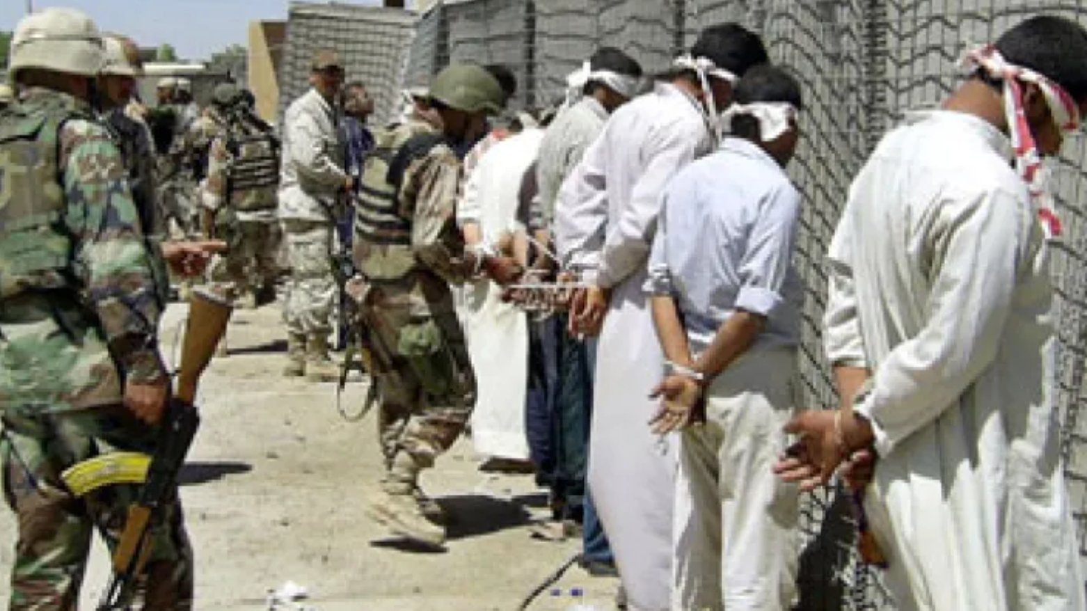 تحرير مسؤولَين سابقَين واعتقال 8 خاطفين بعملية أمنية في بغداد