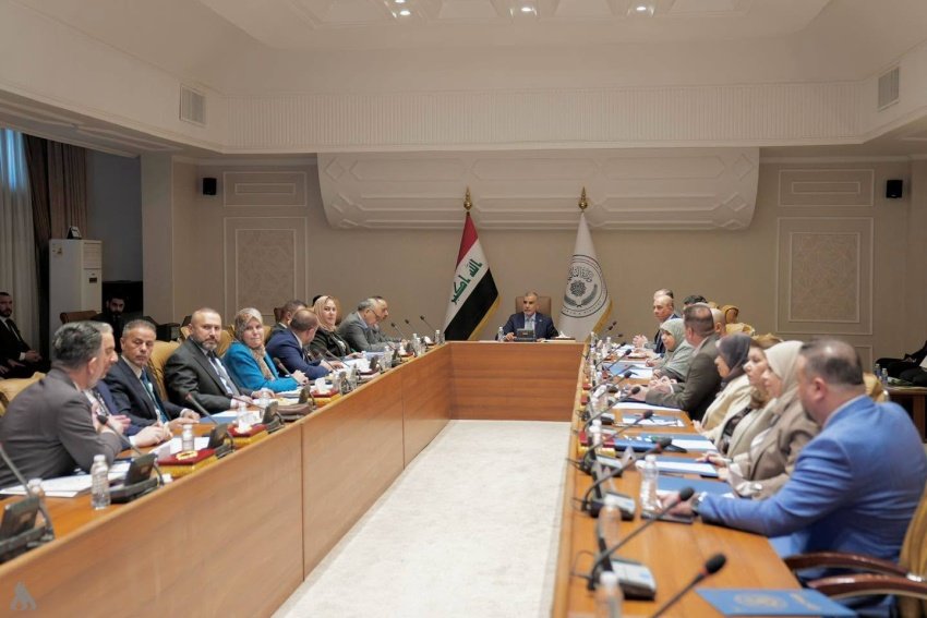 وزير المالية يوجه بربط التخصيصات بمؤشرات الأداء وتعظيم الإيرادات غير النفطية