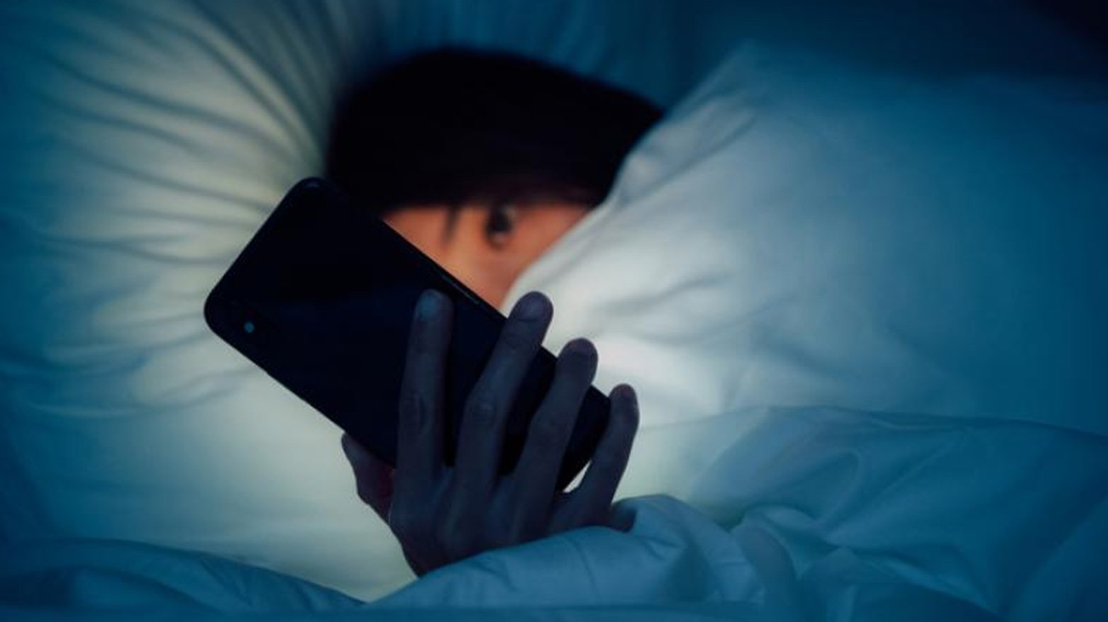 لماذا ينصح الأطباء بحظر الهاتف في أولى دقائق الصباح؟