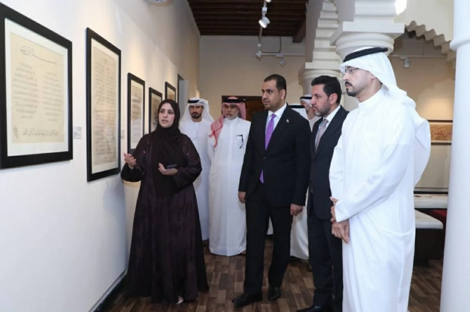 وفد عراقي يزور ملتقى الشارقة للخط ويطلع على العمل الفائز بالجائزة الكبرى لفرهاد ياسين