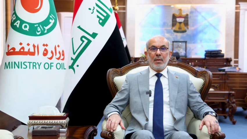 وزير النفط يطمئن على عامل أصيب بانفجار مخلفات حربية في المثنى