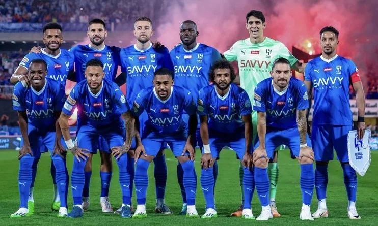 الهلال يتخطى القادسية بثلاثية وينفرد بصدارة الدوري السعودي