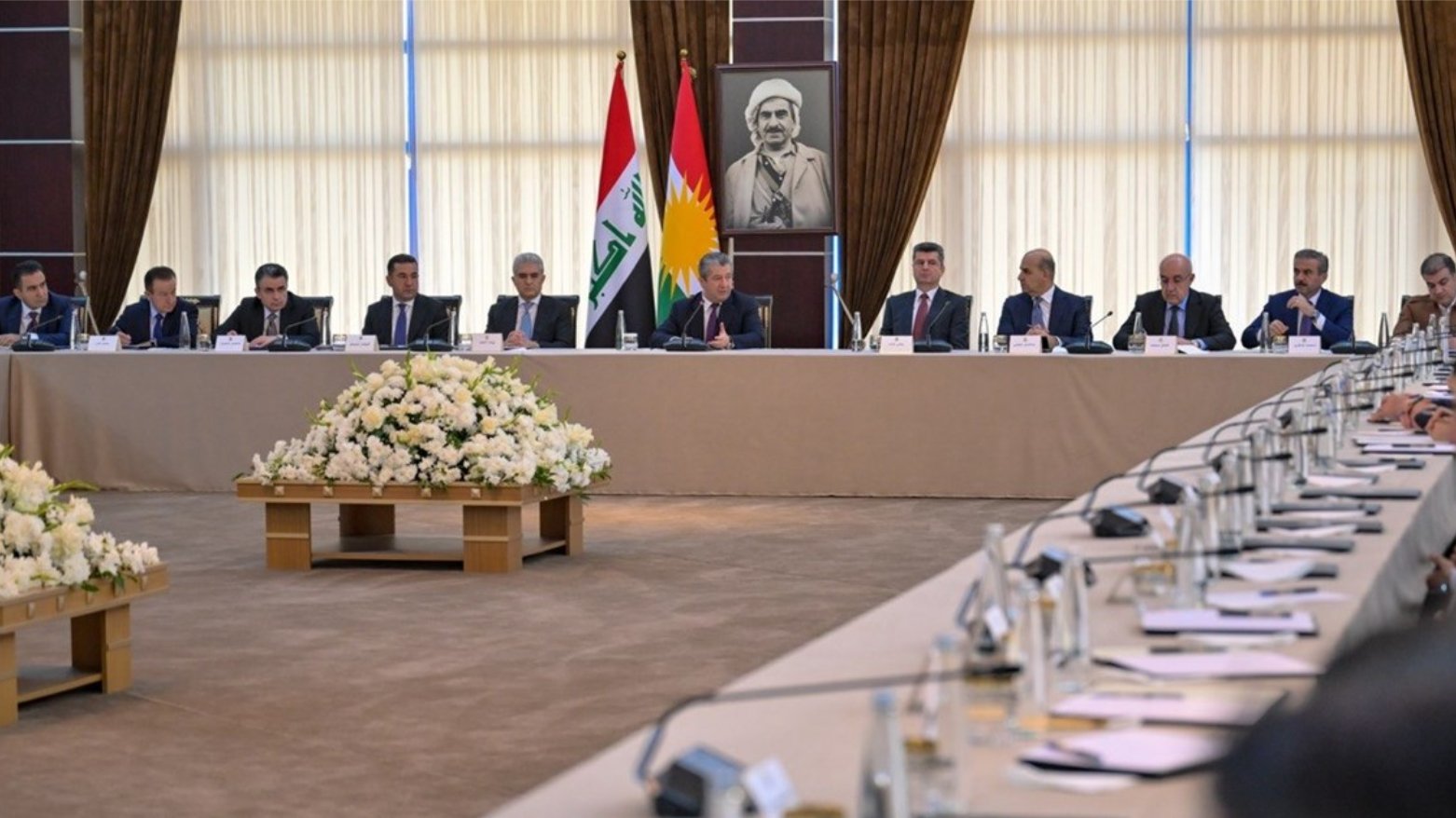 رئيس الحكومة يجتمع بالمسؤولين الإداريين في محافظة دهوك والإدارة المستقلة لزاخو