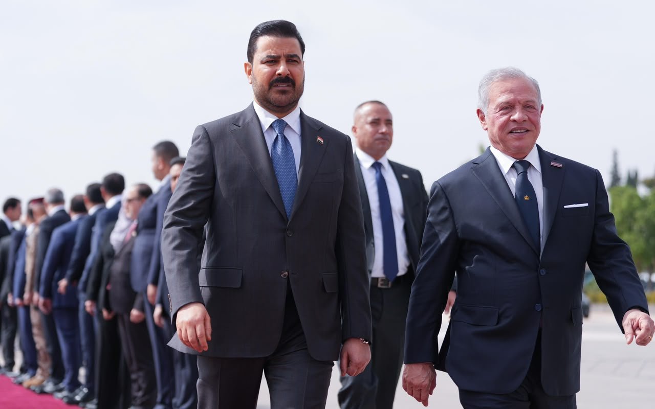 الاستقبال الرسمي لرئيس الوزراء في عمان .. بالصور
