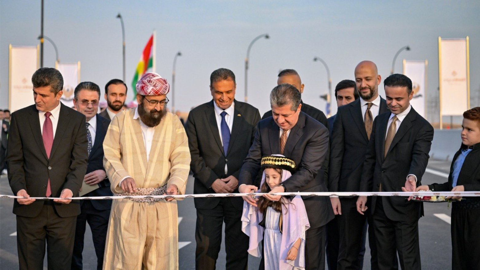 رئيس الحكومة يفتتح طريق (شيخان – باعدرى) المزدوج ويؤكد: سعداء بأن نرى كوردستان تزداد إعماراً يوماً بعد آخر
